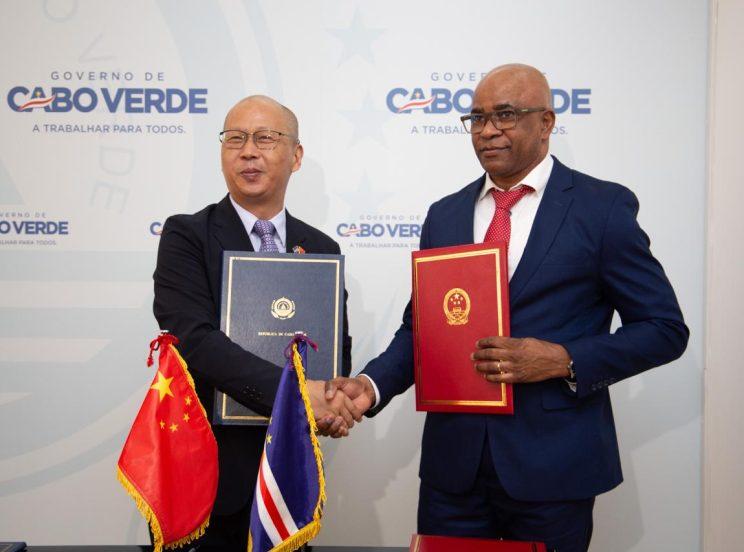 China reforça cooperação com Cabo Verde na reabilitação de três escolas
